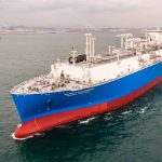 Газовоз «Маршал Василевский» с грузом сжиженного природного газа в море у промышленного порта
