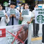 Полиция Сеула провела обыски в штаб-квартире Starbucks из-за скандальной рекламы