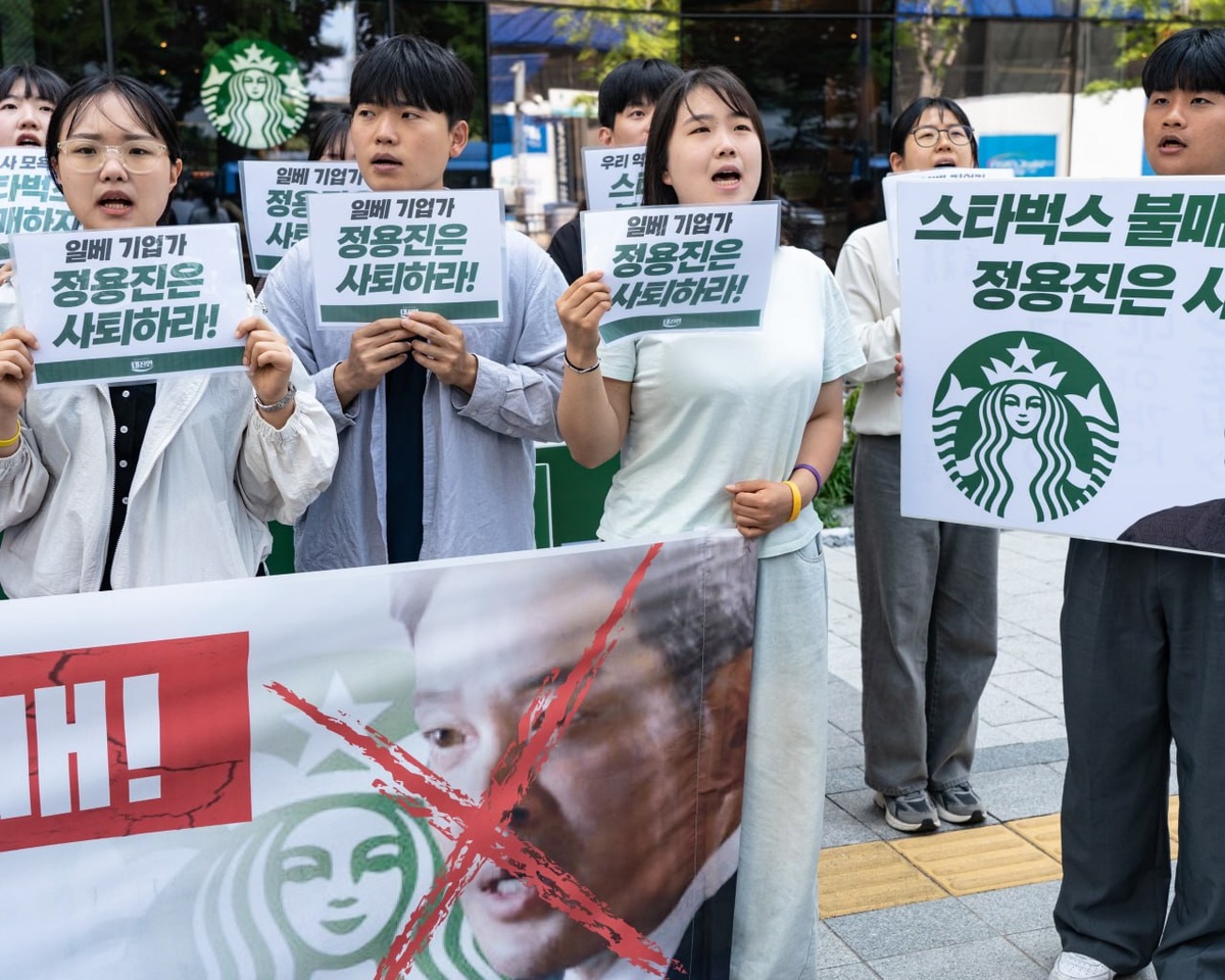 Полиция Сеула провела обыски в штаб-квартире Starbucks из-за скандальной рекламы