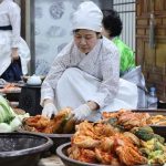 Кимджан у корё-сарам: младшие осваивают рецепт кимчи